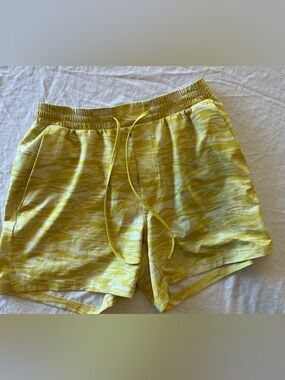 Lululemon Medium Yellow Swim Shorts Quick Dry Lined Athletic Beach Pool Shorts